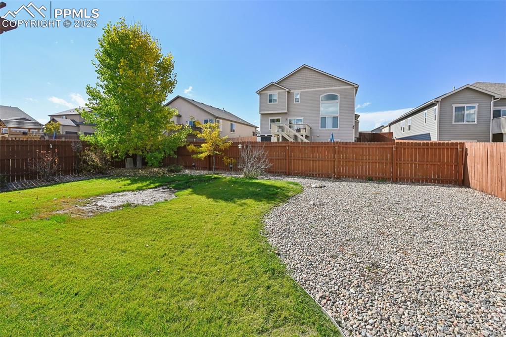 Image 35 of 42: Yard