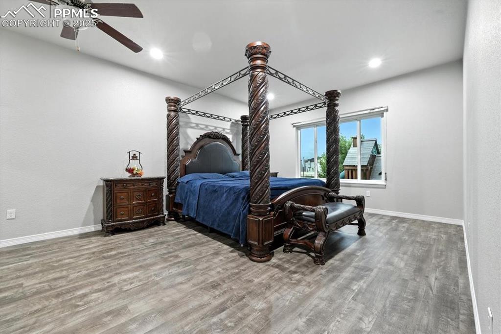 Image 10 of 50: Bedroom
