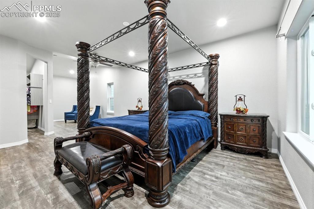 Image 11 of 50: Bedroom