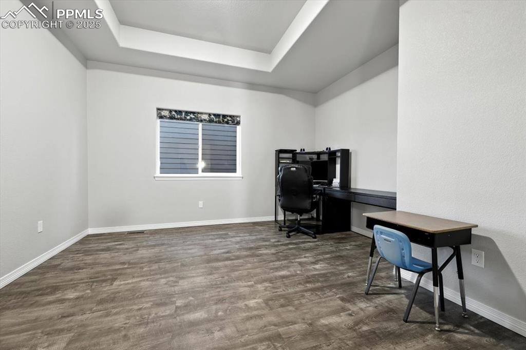Image 19 of 50: Office