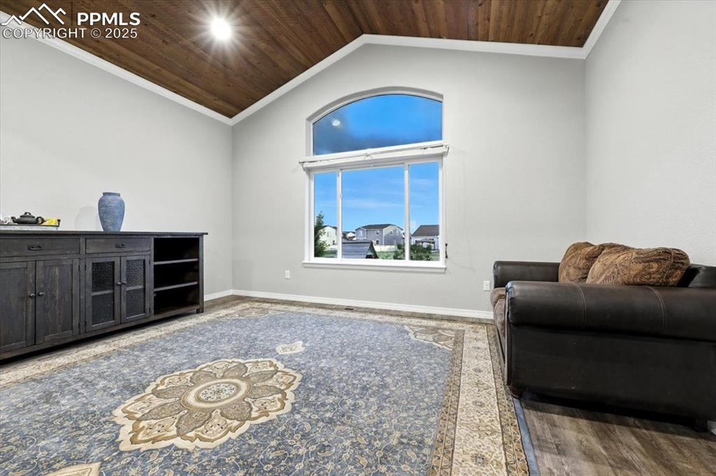 Image 8 of 50: Living Room