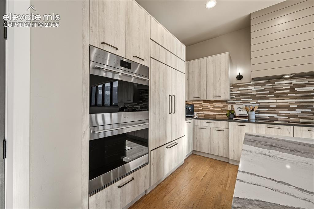 Image 13 of 50: Kitchen