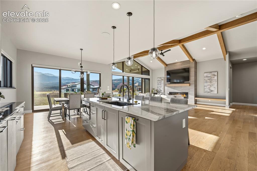 Image 14 of 50: Kitchen
