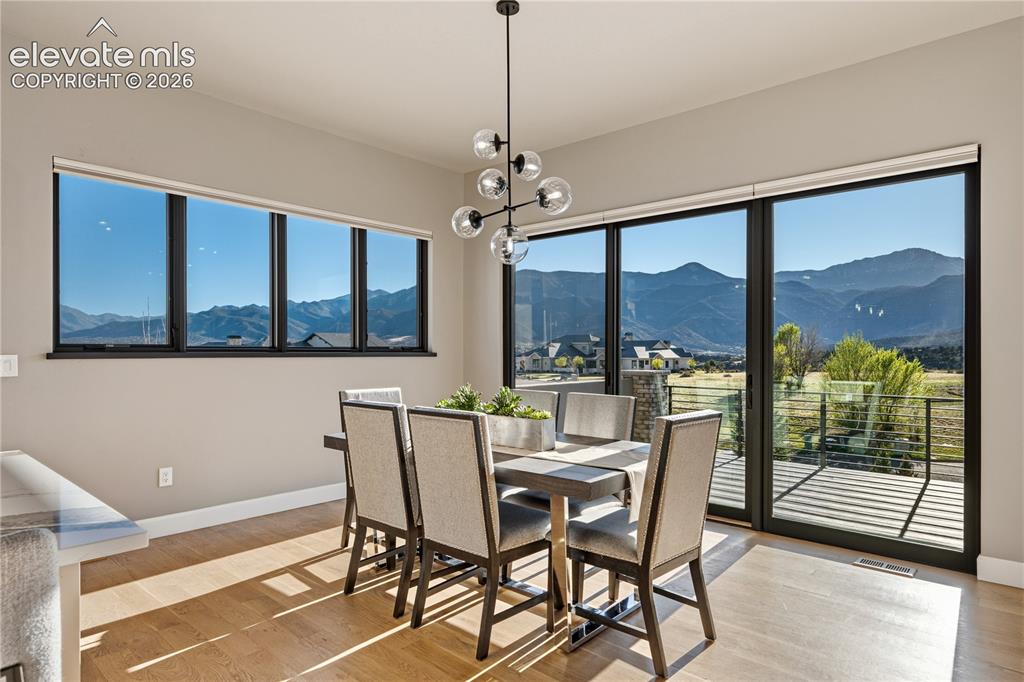 Image 16 of 50: Dining Area