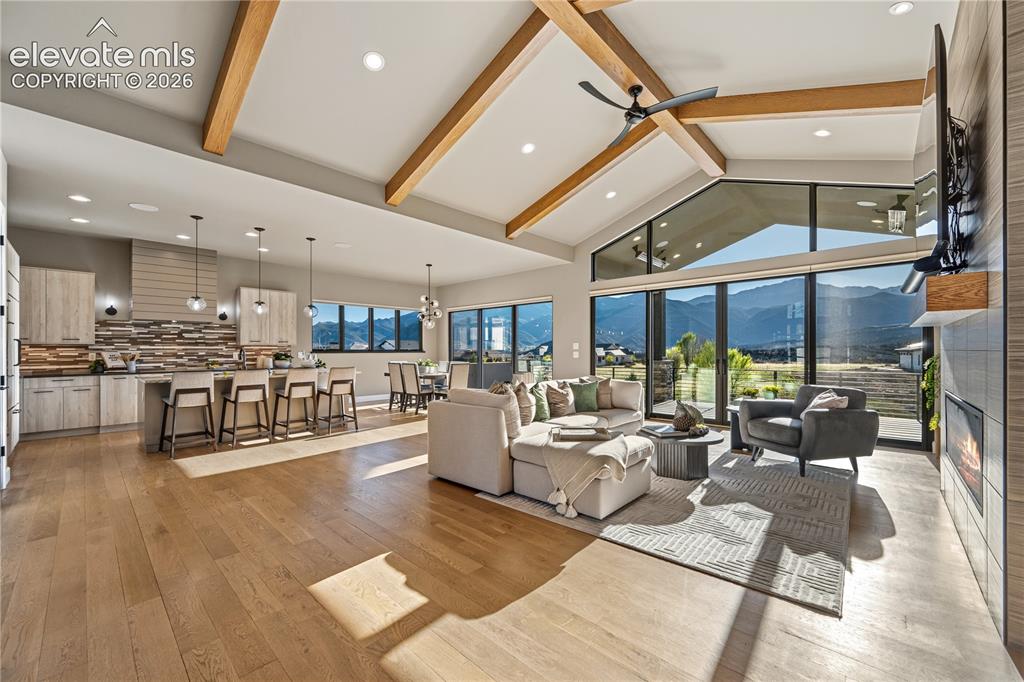 Image 8 of 50: Living Room