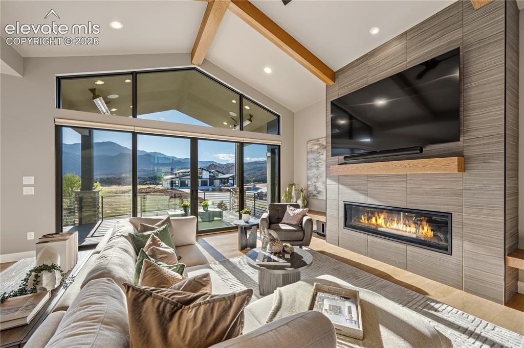 Image 9 of 50: Living Room