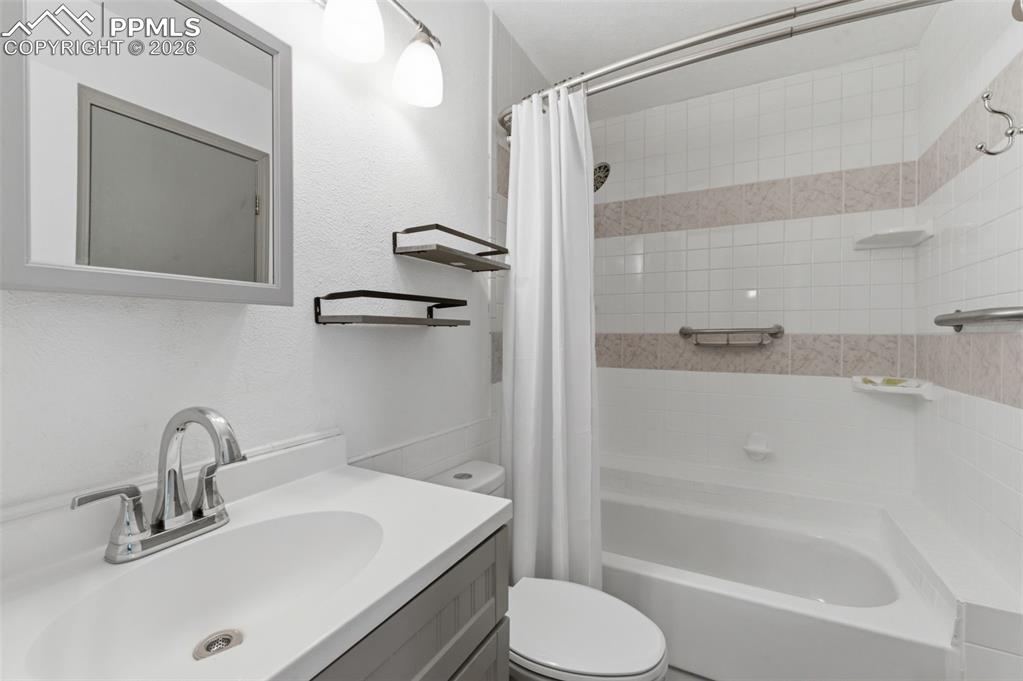 Image 15 of 33: Bedroom