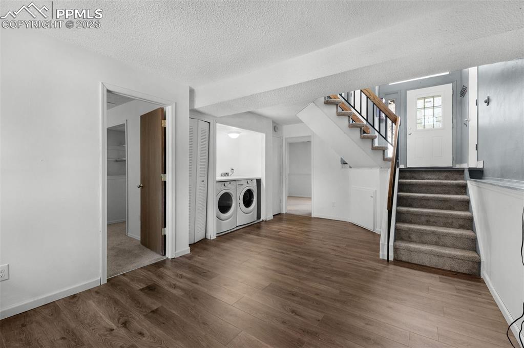 Image 19 of 33: Entry