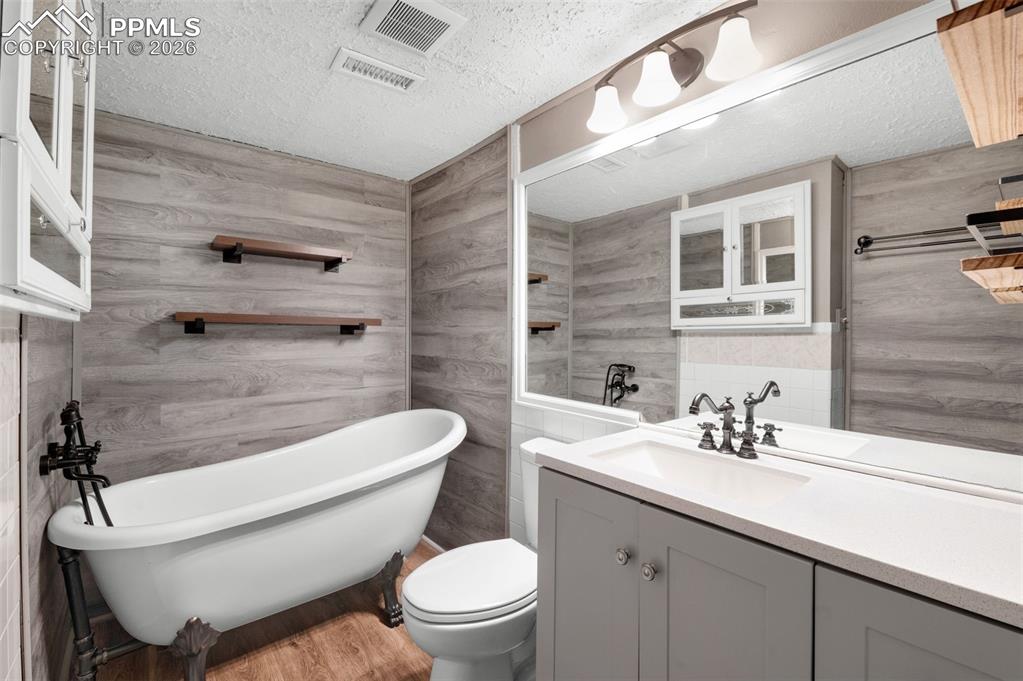 Image 23 of 33: Laundry