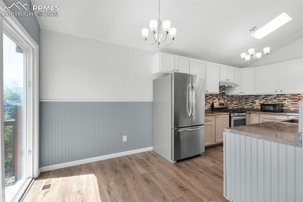 Image 9 of 33: Kitchen