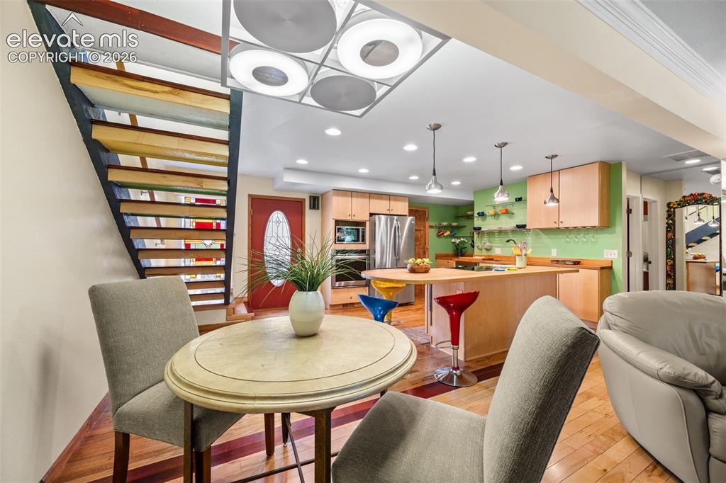 Image 14 of 48: Dining area