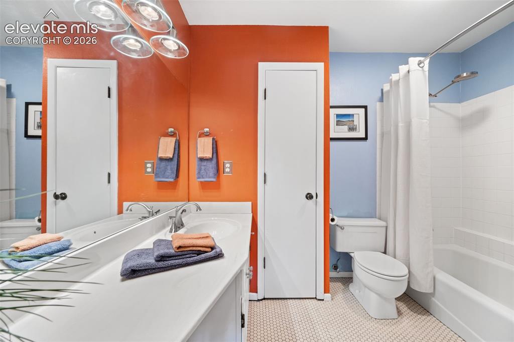 Image 19 of 48: Bathroom