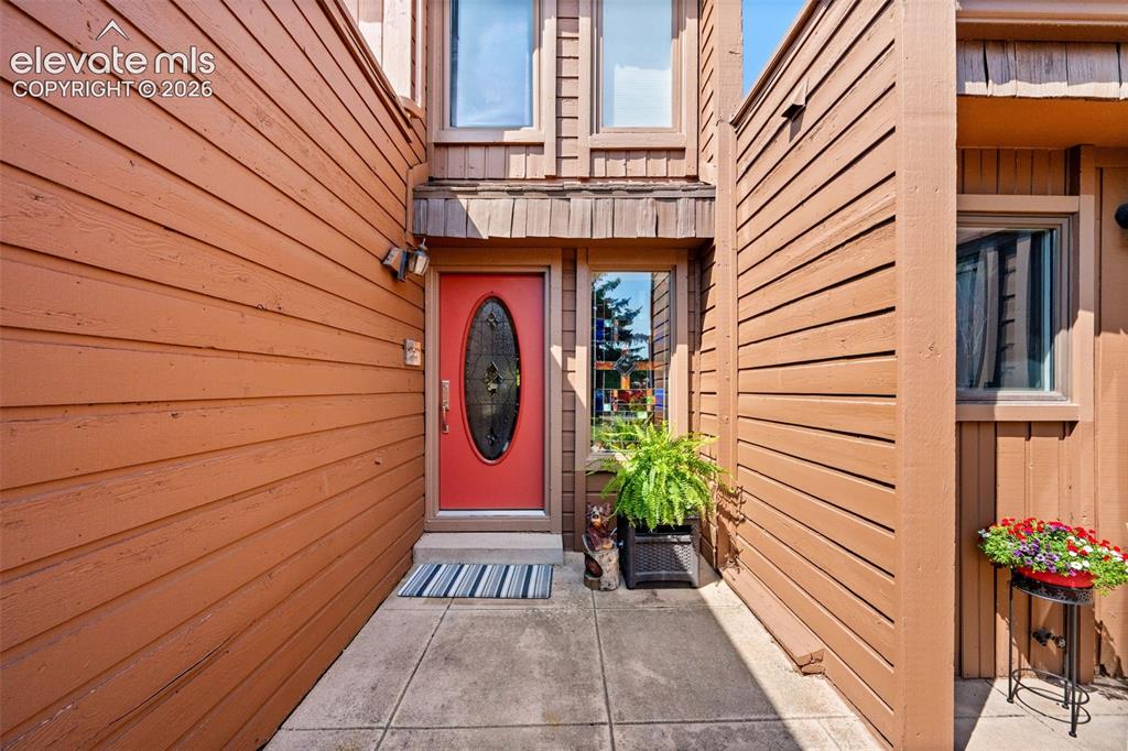 Image 4 of 48: Exterior entry