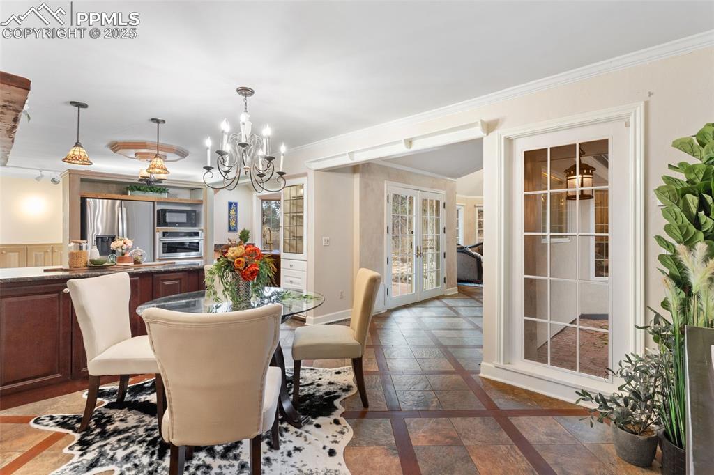 Image 14 of 49: Dining Area