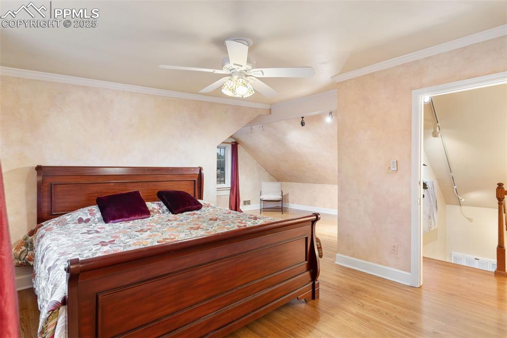 Image 21 of 49: Bedroom