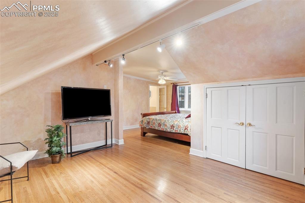 Image 22 of 49: Bedroom