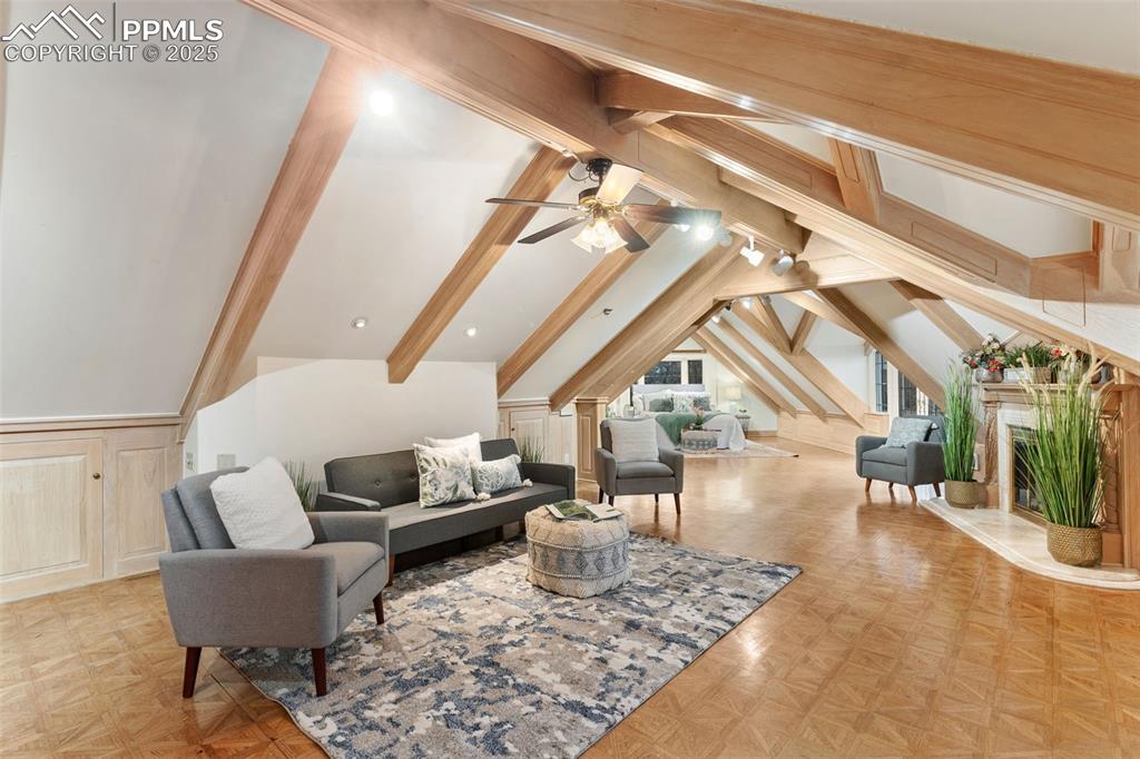 Image 27 of 49: Living Room