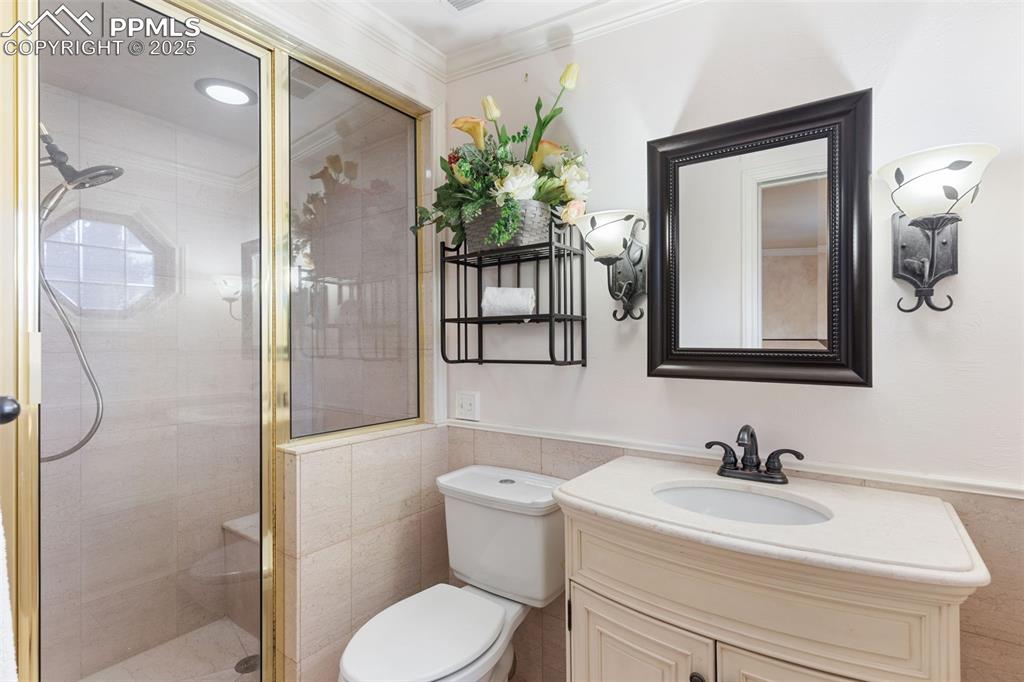 Image 34 of 49: Bathroom