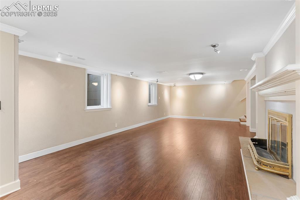 Image 37 of 49: Living Room