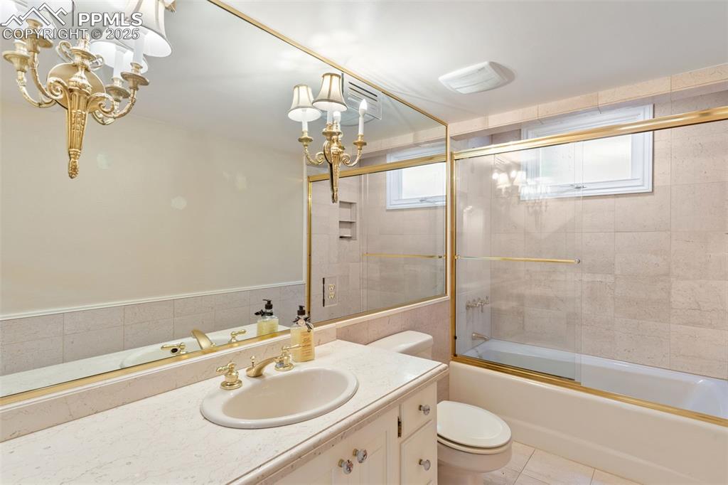 Image 41 of 49: Bathroom