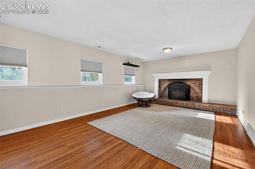 Image 18 of 33: Living Room