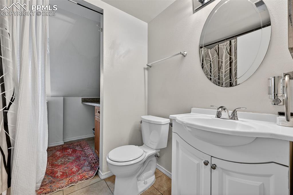 Image 25 of 33: Bathroom