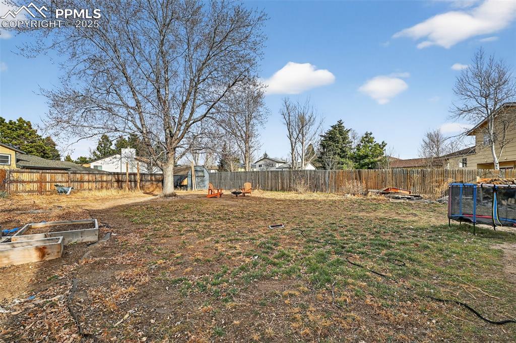 Image 28 of 33: Yard