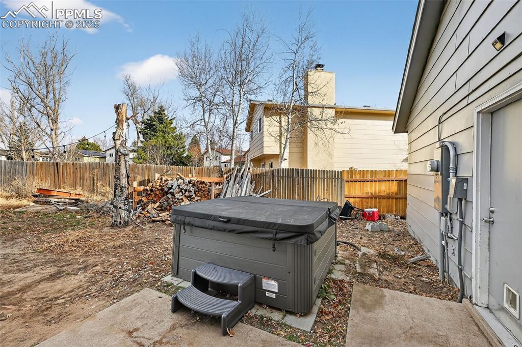 Image 29 of 33: Yard