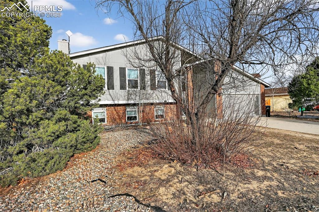 Image 4 of 33: Side of Structure