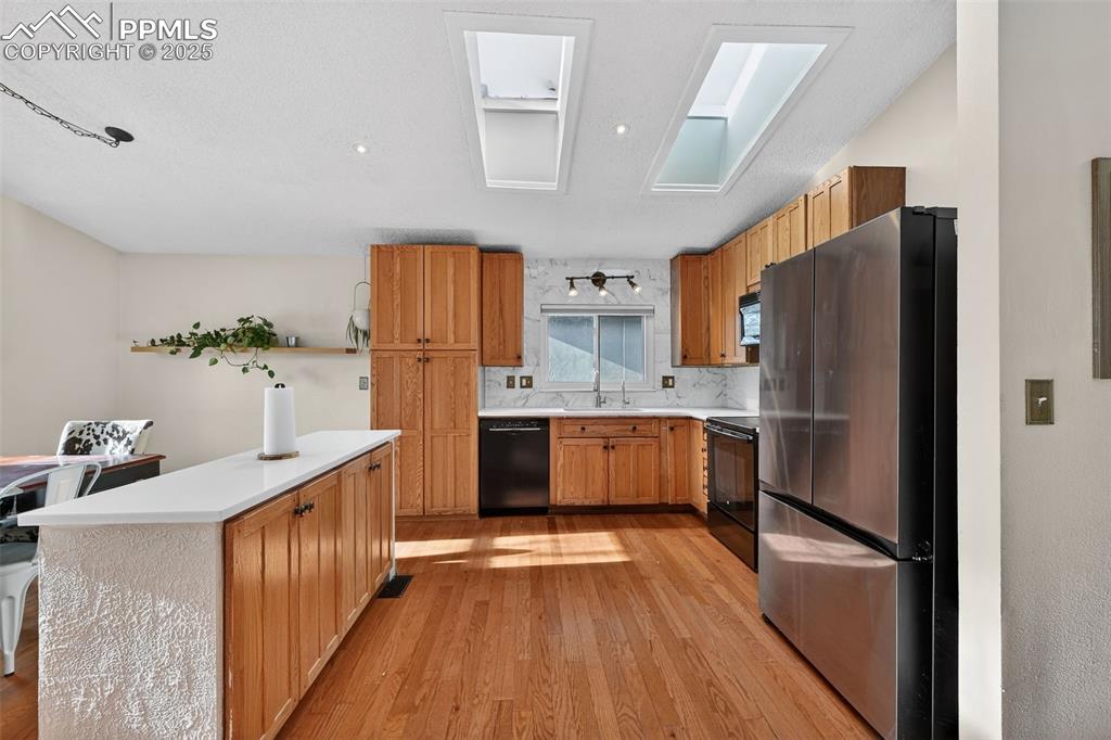 Image 7 of 33: Kitchen