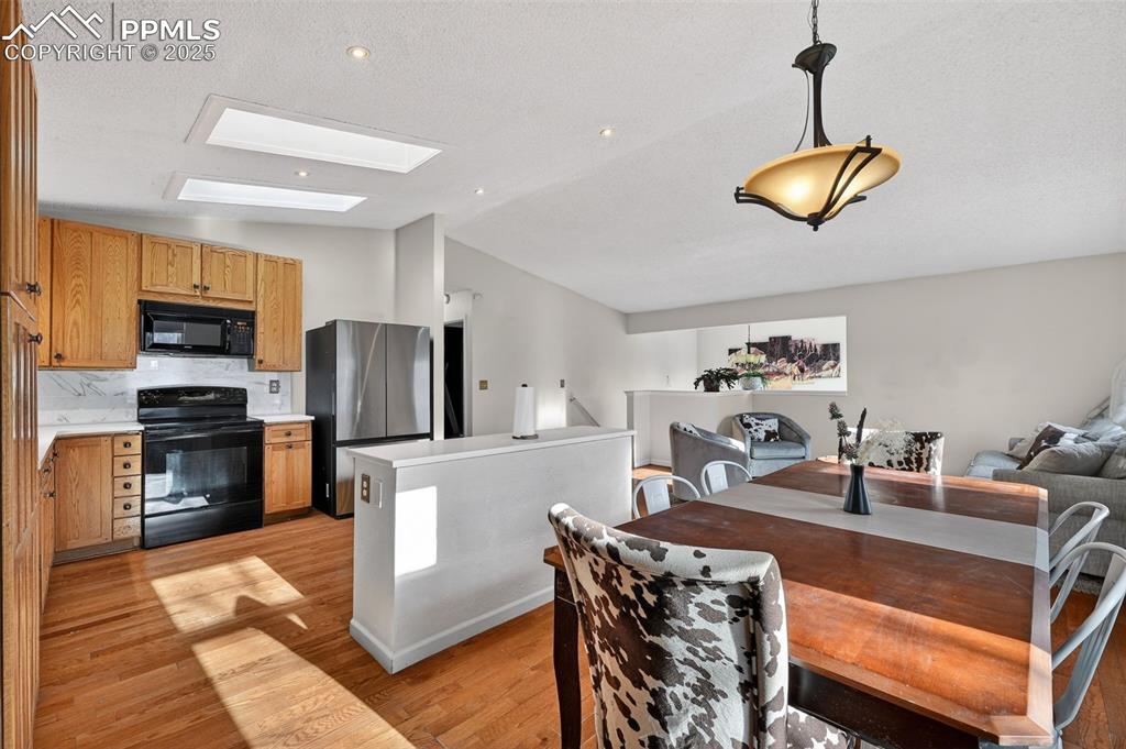 Image 8 of 33: Kitchen