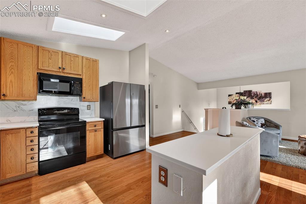 Image 9 of 33: Kitchen