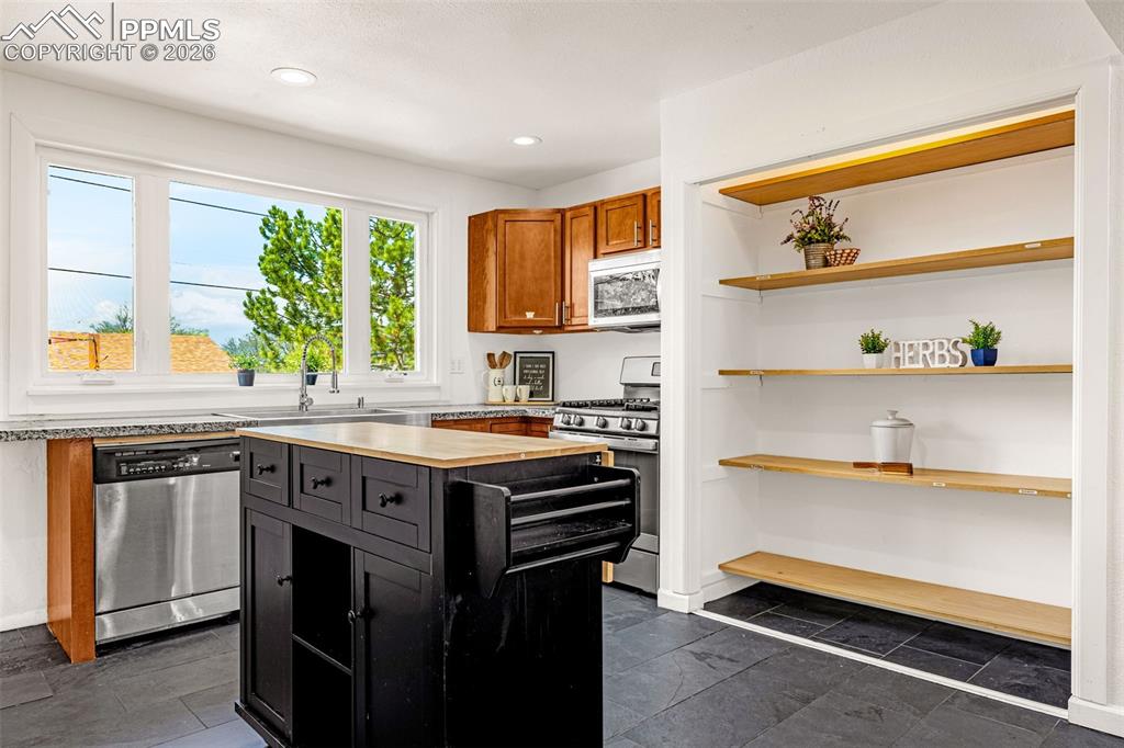 Image 12 of 44: Kitchen