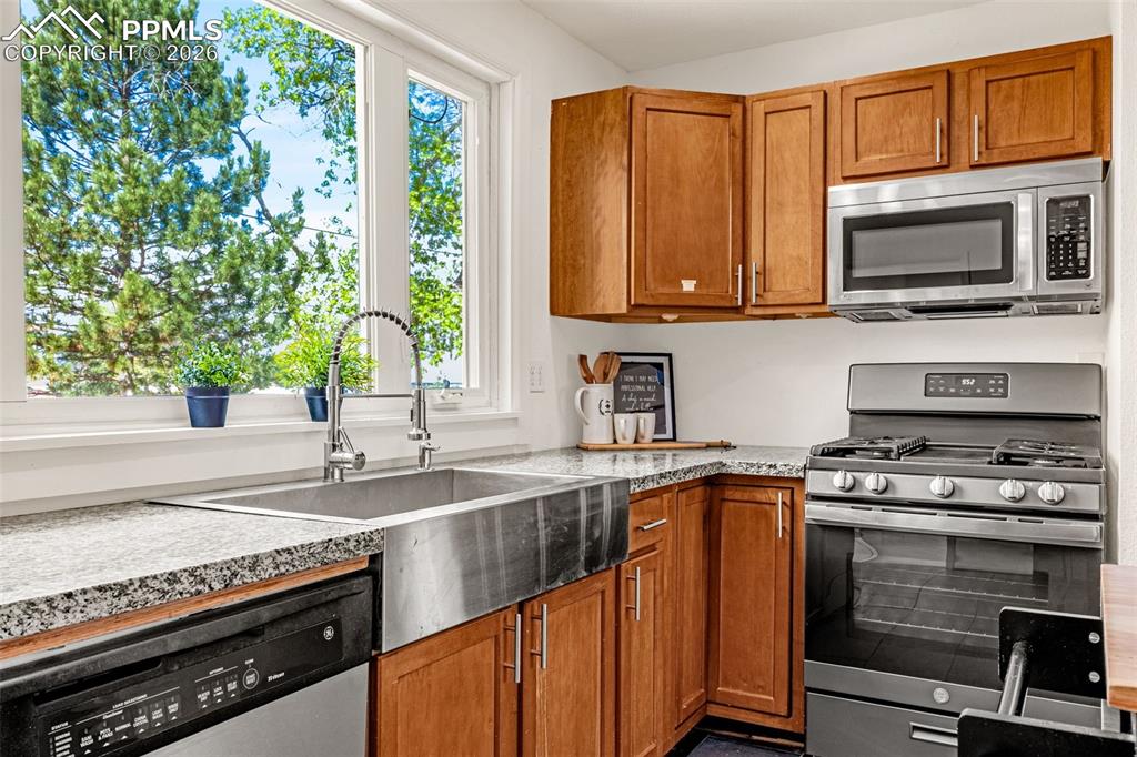 Image 13 of 44: Kitchen