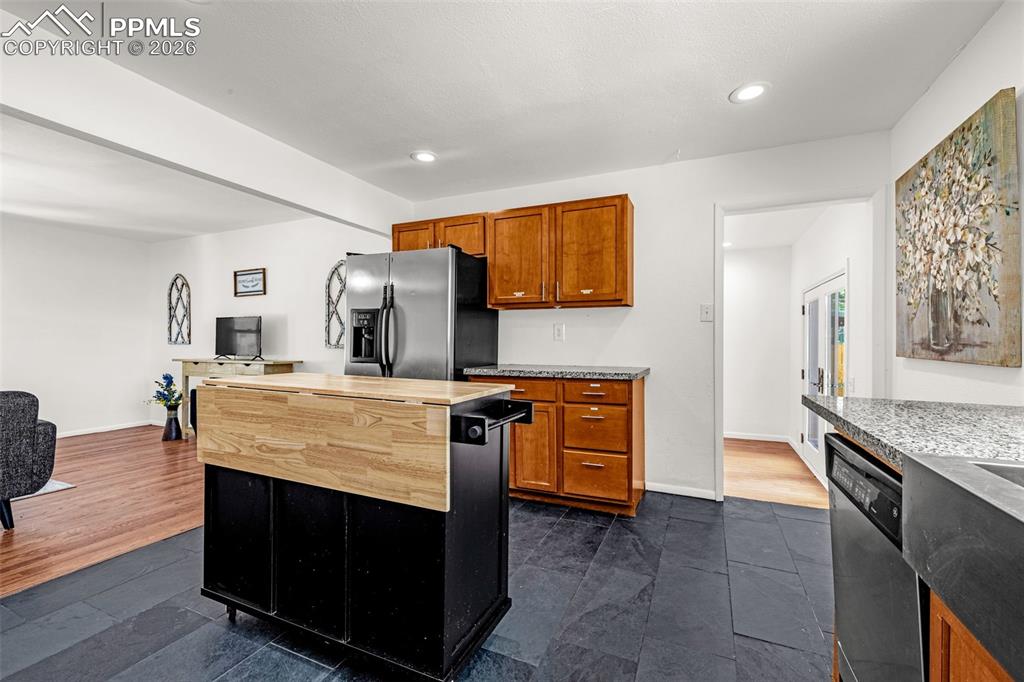 Image 14 of 44: Kitchen