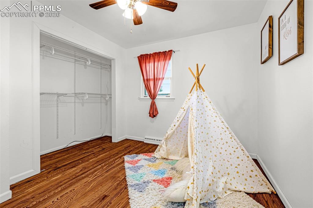 Image 21 of 44: Bedroom