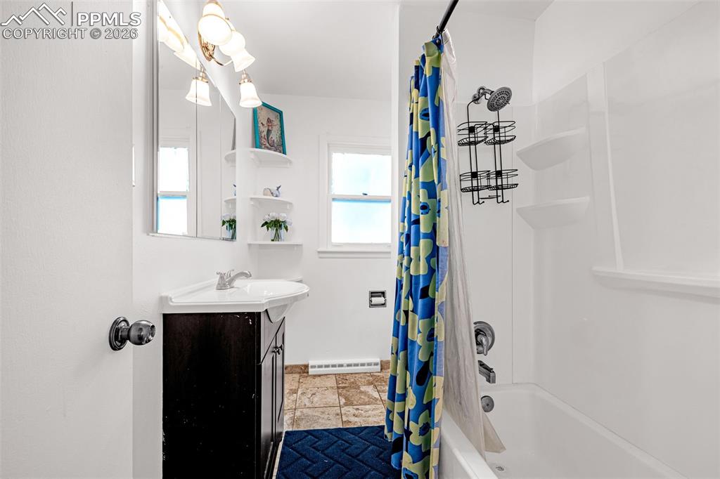 Image 22 of 44: Bathroom