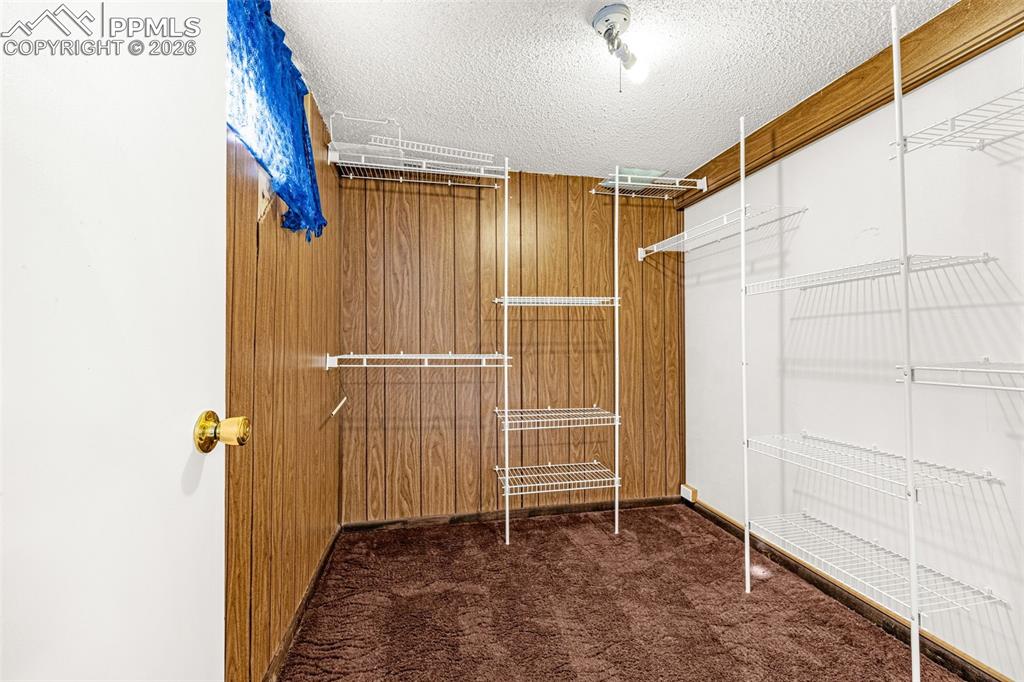 Image 27 of 44: Closet