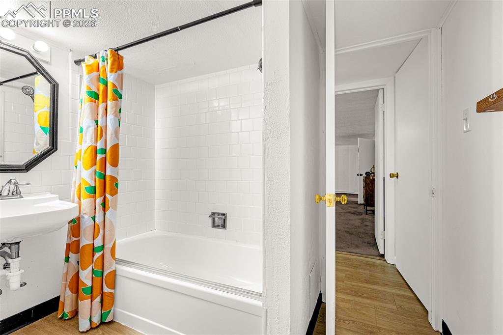 Image 29 of 44: Bathroom