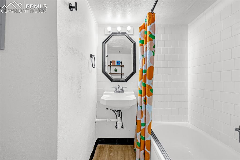 Image 30 of 44: Bathroom