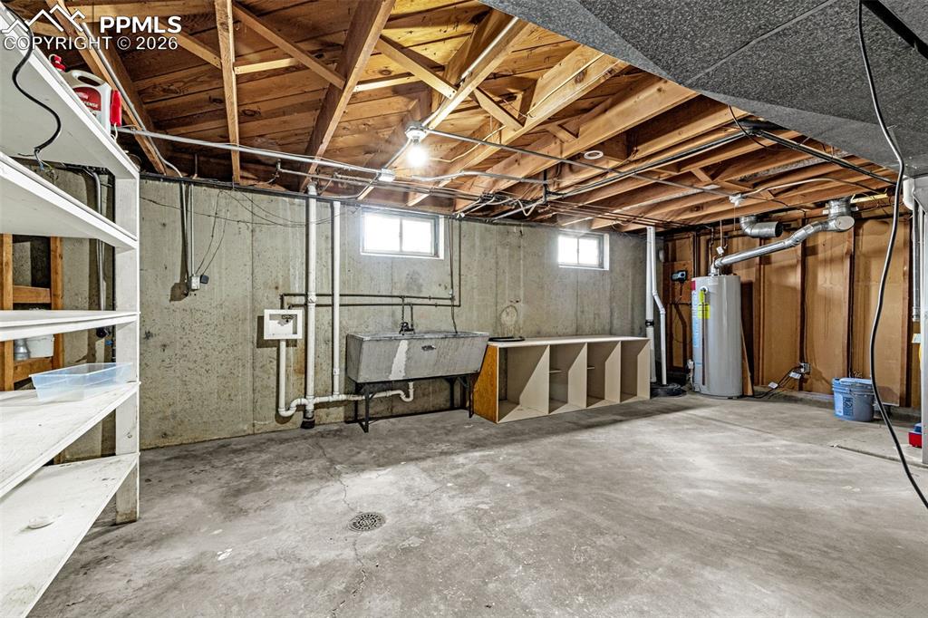 Image 31 of 44: Laundry