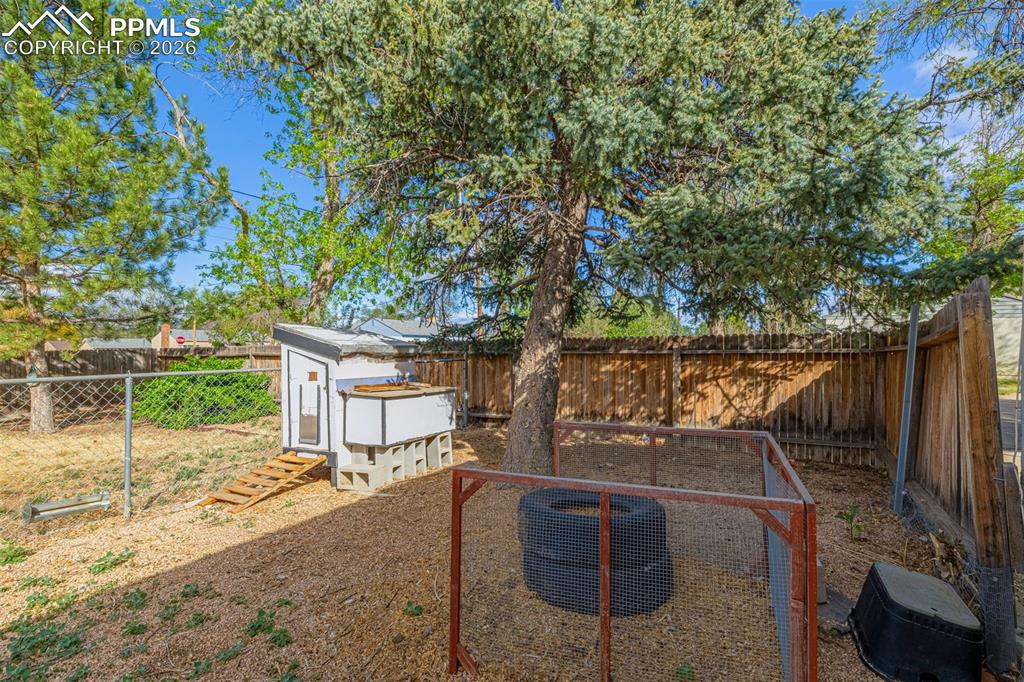 Image 35 of 44: Yard