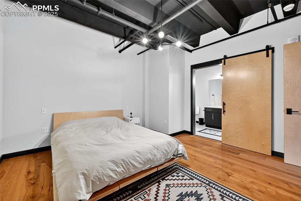 Image 16 of 23: Bedroom