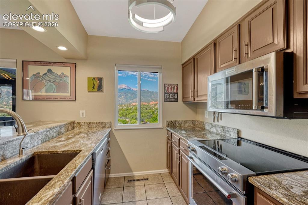 Image 15 of 44: Kitchen