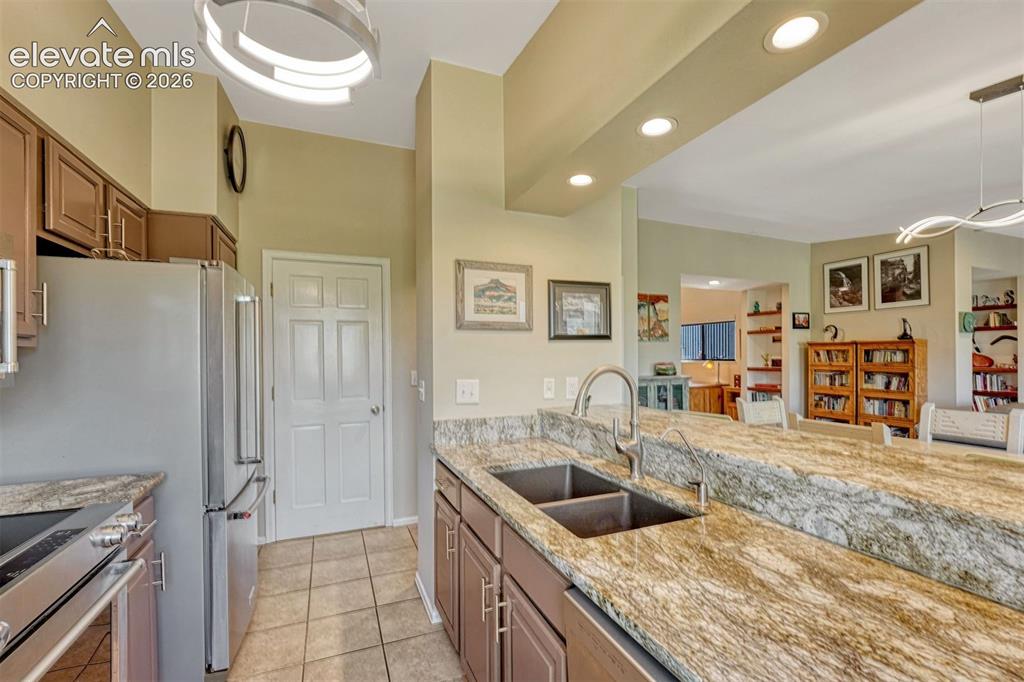 Image 16 of 44: Kitchen