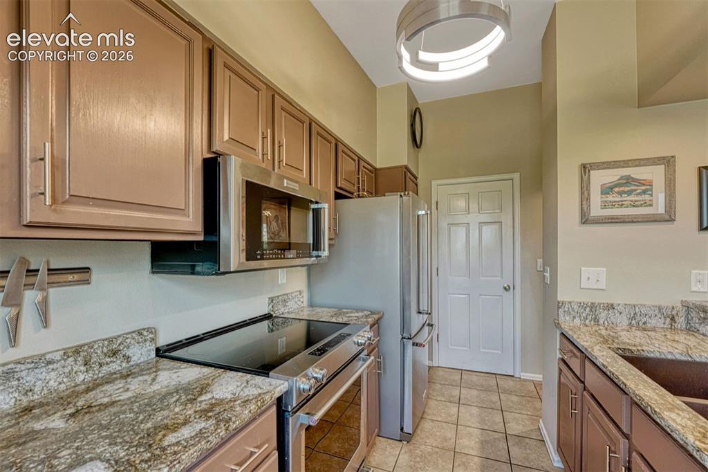 Image 17 of 44: Kitchen