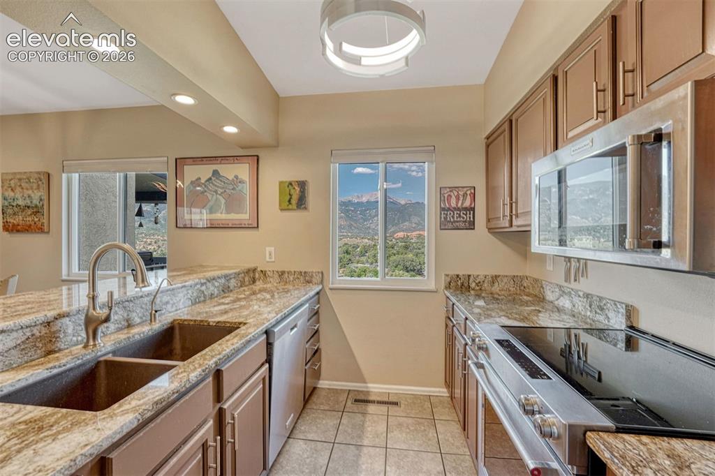 Image 4 of 44: Kitchen