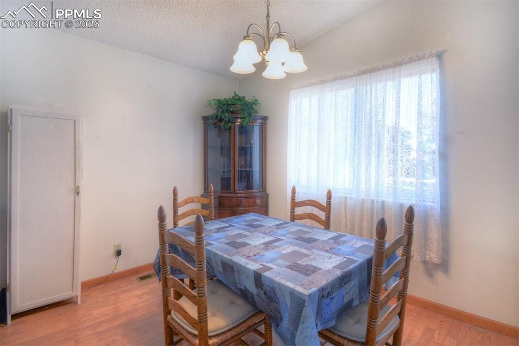 Image 10 of 25: Dining Area