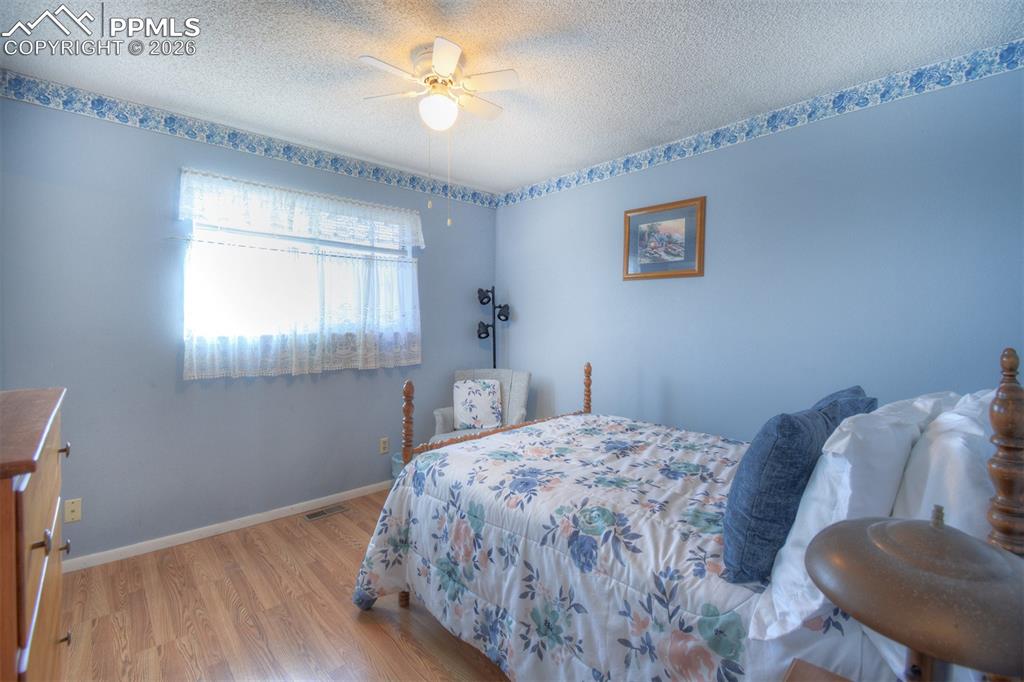 Image 11 of 25: Bedroom