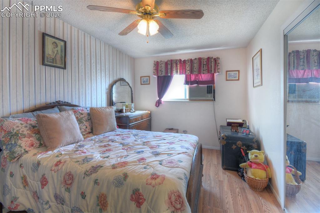 Image 13 of 25: Bedroom